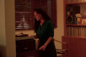 Clara (Sônia Braga) coloca Roberto Carlos para girar; cantor autorizou o uso de canção logo de cara - Divulgação