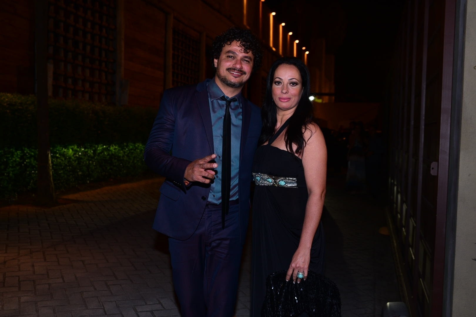 21.nov.2016 - O cantor Léo Maia chega acompanhado da mulher, Luciana Palhares, à cerimônia do sétimo casamento de Fábio Jr. em São Paulo - Leo Franco/AgNews