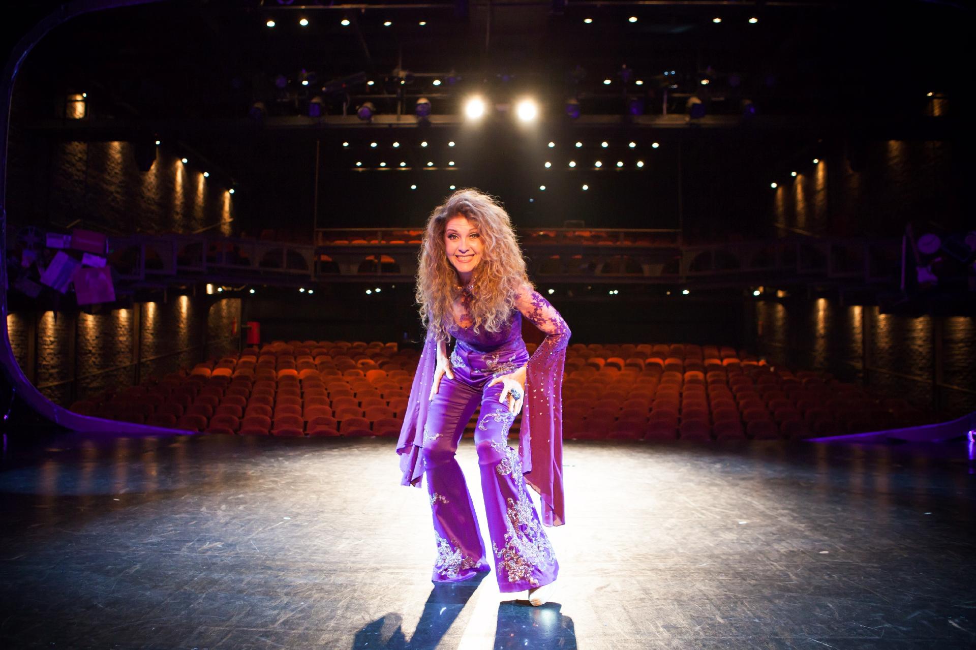 16.mar.2017 - Wanderléa durante os ensaios do musical "60! - Década de Arromba", no Theatro Net Rio - André Rodrigues/UOL