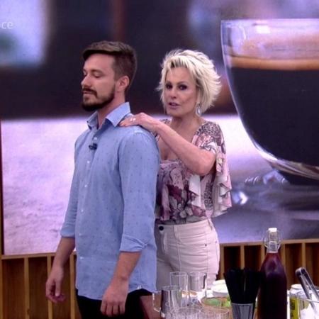 Ana Maria Braga faz massagem em barista tenso por participar do seu programa - Reprodução/TV Globo