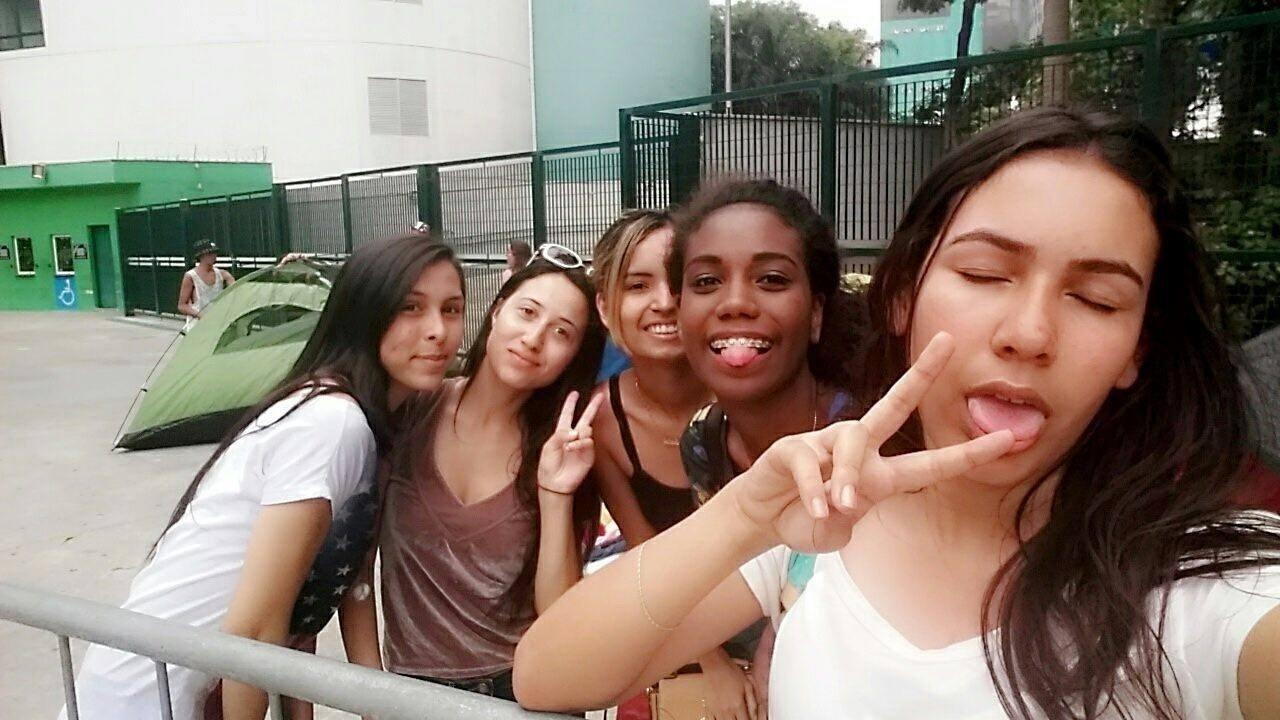 Paola Matosinhos e outras acampantes em frente ao Allianz Parque, em São Paulo, onde Justin Bieber se apresenta nos dias 1 e 2 de abril - Arquivo Pessoal