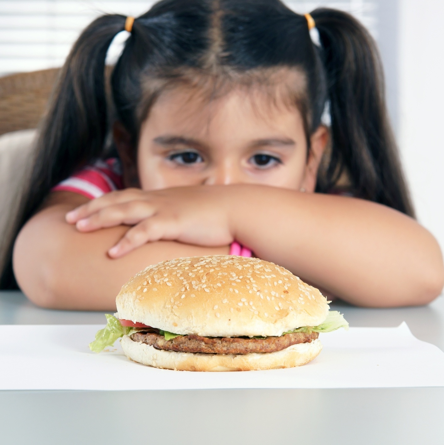 Criança de 7 anos para de comer e emagrece 8 kg por bullying na escola