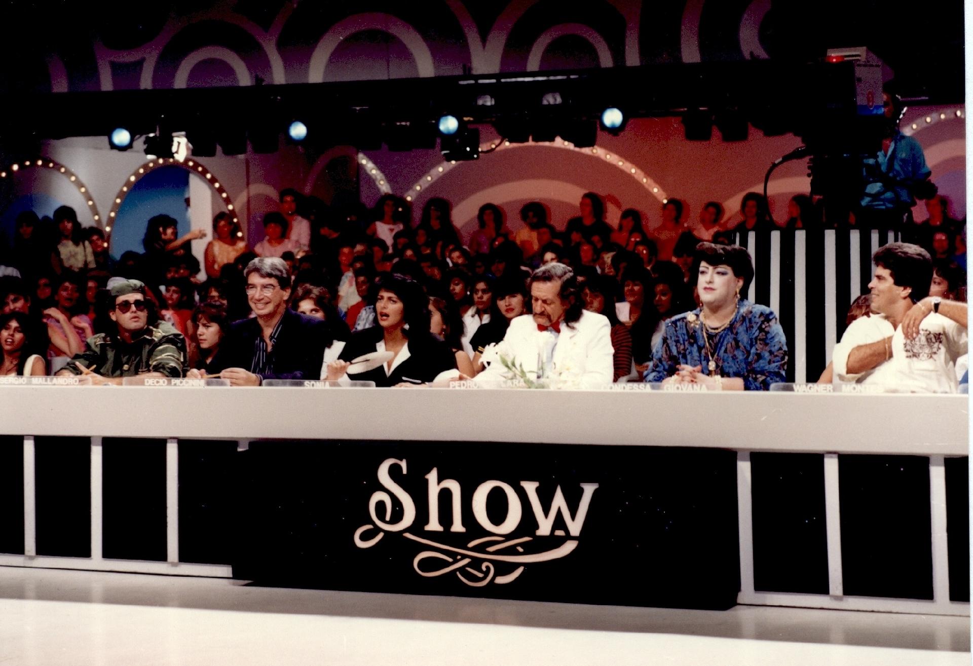 Sérgio Mallandro, Sônia Lima, Décio Piccinini, Pedro de Lara, Condessa Giovanna (Luiz Henrique) e Wagner Montes no "Show de Calouros", nos anos 80 - Divulgação/SBT