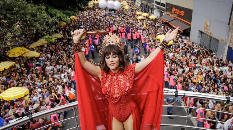A atriz Alessandra Negrini sai de Iansã, orixá dos ventos, em bloco na Consolação - Marcelo Justo/UOL - Marcelo Justo/UOL