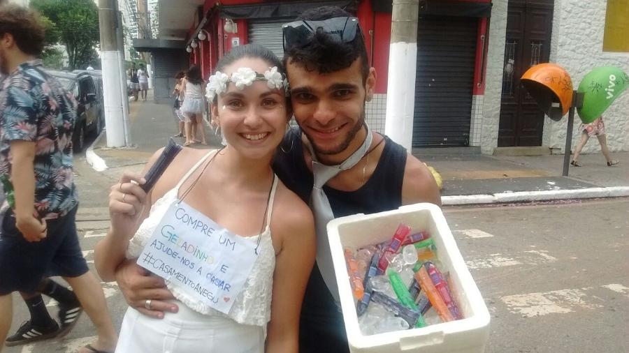 Angela Leão, 23, e Gustavo Gualda, 30, aproveitam a folia para realizar o sonho do matrimônio - Gabriela Fujita/UOL