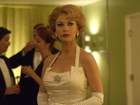 A atriz Catherine Zeta-Jones em cena de "Feud" - Reprodução