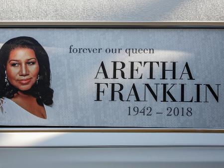 Carro que levou o caixão com o corpo de Aretha Franklin até o funeral da rainha do soul, que acontece em Detroit, nos Estados Unidos - Bill Pugliano/Getty Images