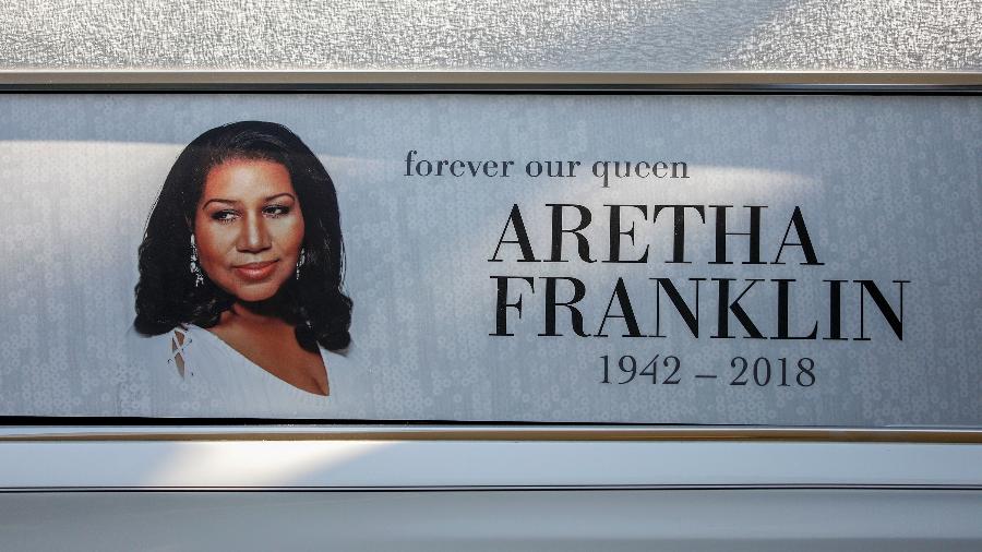 Carro que levou o caixão com o corpo de Aretha Franklin até o funeral da rainha do soul, que acontece em Detroit, nos Estados Unidos - Bill Pugliano/Getty Images