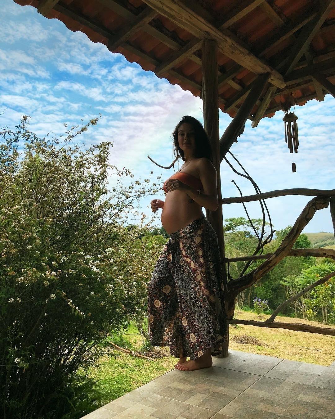 Vestidos e barriga de fora: os truques de look de Isis Valverde na gravidez - Reprodução/Instagram/@isisvalverde
