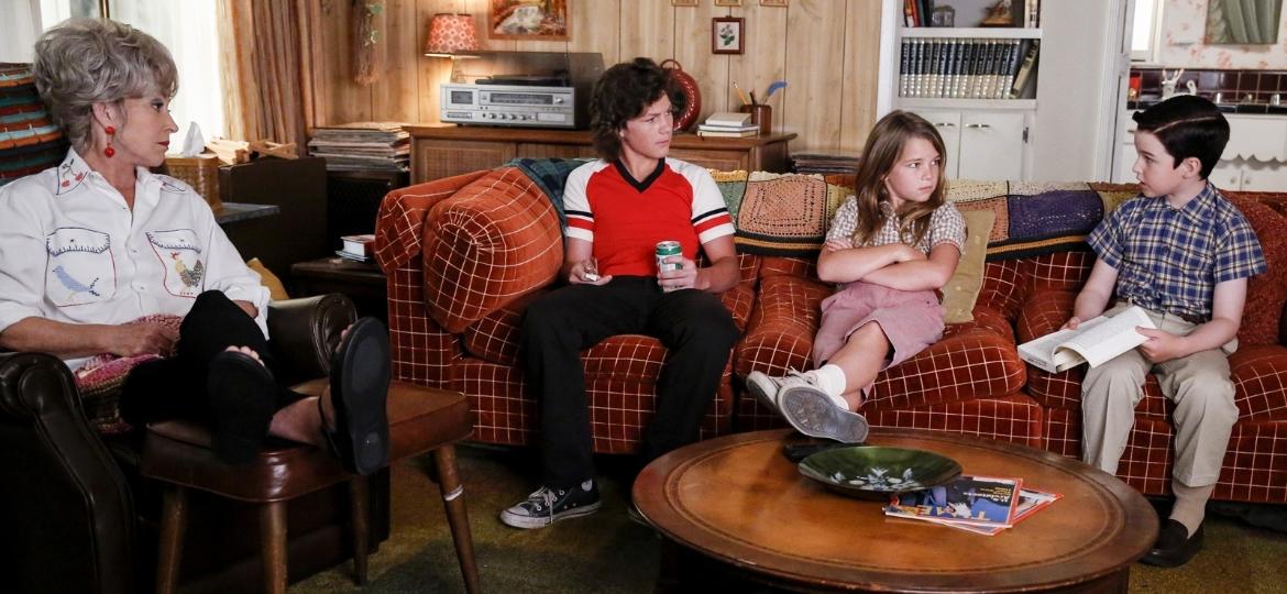 Meemaw (Annie Potts) com seus três netos em "Young Sheldon": Georgie (Montana Jordan), Missy (Raegan Revord) e Sheldon (Iain Armitage)  - Divulgação