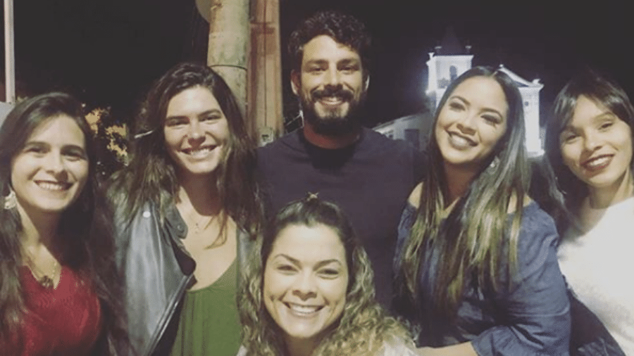 Mariana Goldfarb e Cauã Reymond posam com fãs em Arraial do Cabo - Reprodução/Instagram