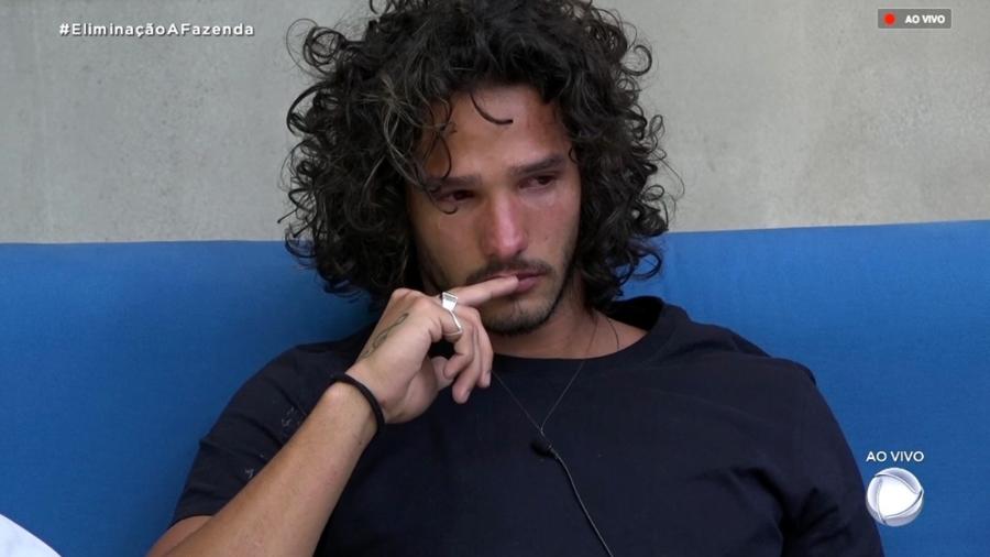 João Zoli chora após eliminação de Léo Stronda em "A Fazenda 10" - Reprodução/RecordTV