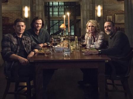 Dean (Jensen Ackles), Sam (Jared Padalecki), Mary (Samantha Smith) e John (Jeffrey Dean Morgan) se reúnem em foto do episódio 300 de "Supernatural" - Divulgação