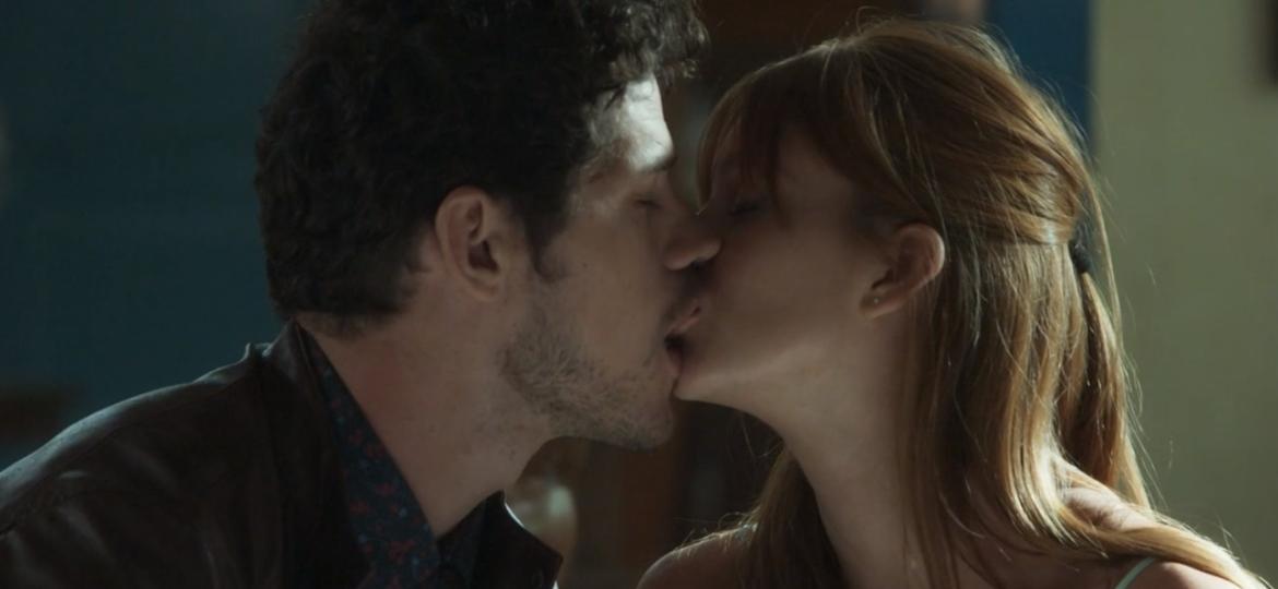Marina Ruy Barbosa e José Loreto protagonizam beijo quente em "O Sétimo Guardião" - Reprodução/TV Globo