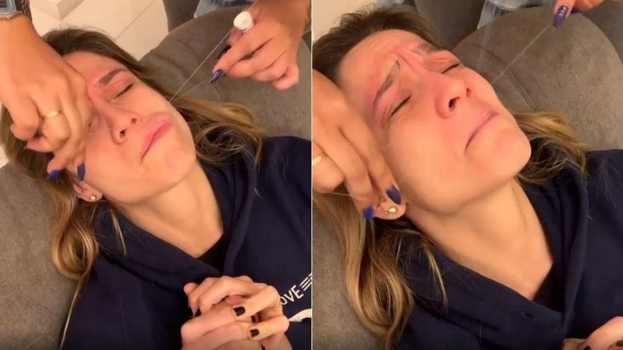 Fernanda Gentil sofre na depilação e segura a mão da mulher, Priscila Montandon - Reprodução/Instagram