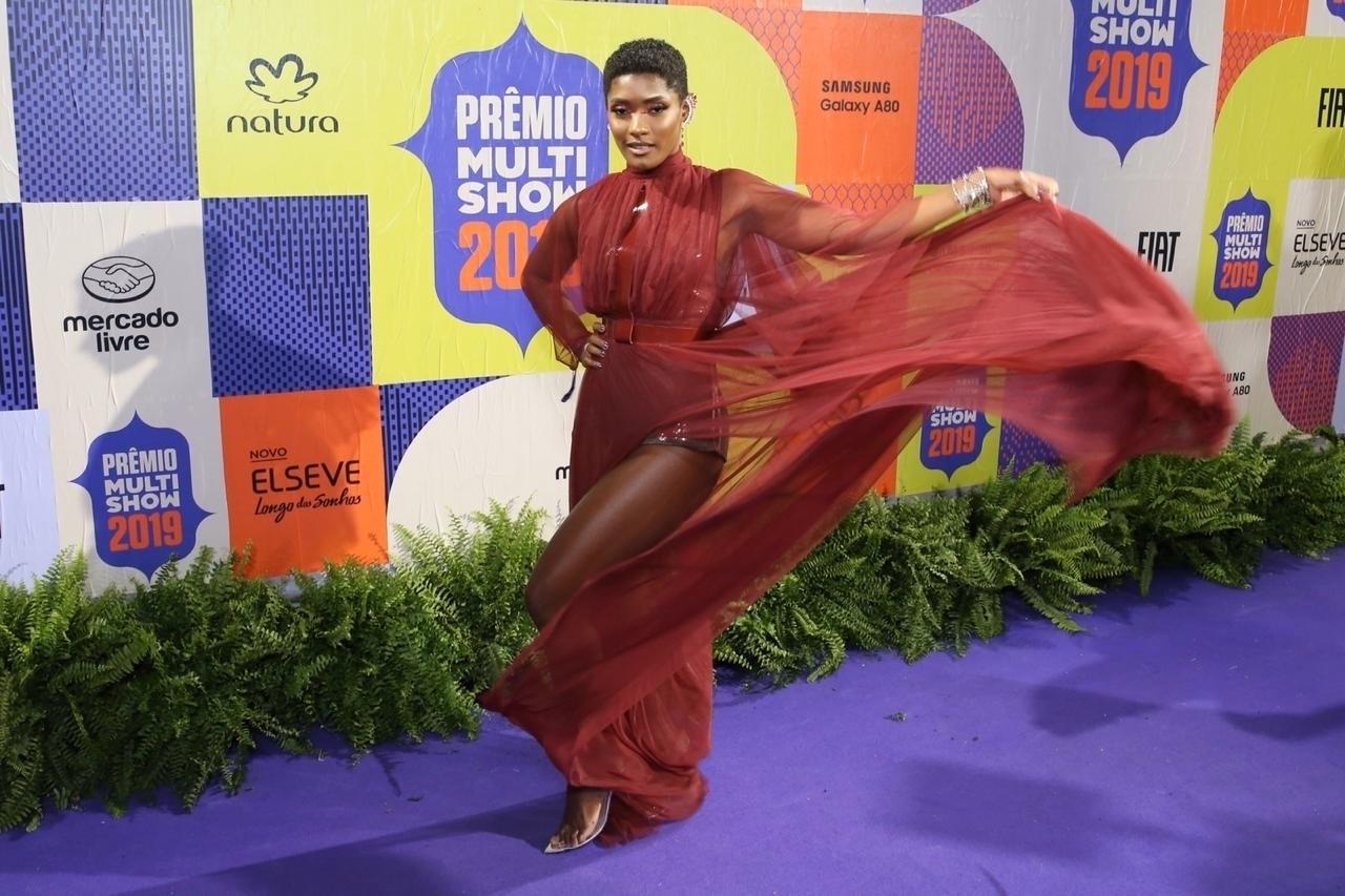 A atriz Erika Januza chega para o Prêmio Multishow - Roberto Filho/Brazil News