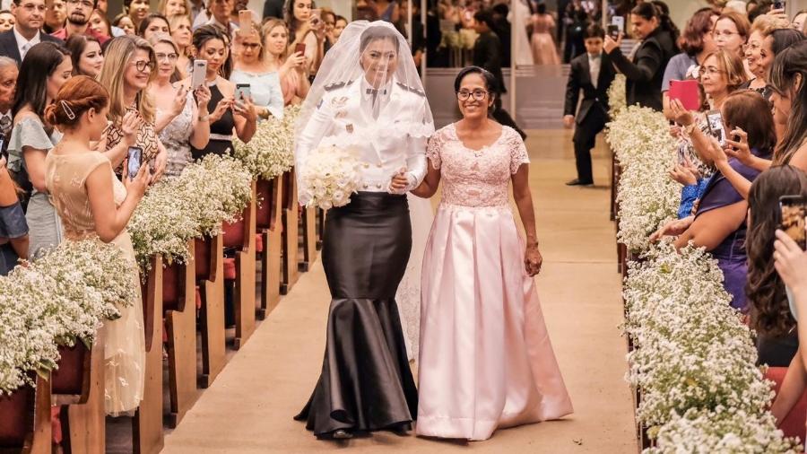 Raíssa Helena Amorim Borges trabalha na Polícia Militar de Mato Grosso e quis se casar com vestido-farda - Gabriel Bandeira