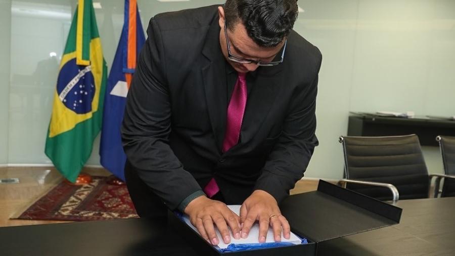 Eliéser Oliveira de Souza, de 31 anos, assinou contrato em braille  - Arquivo pessoal
