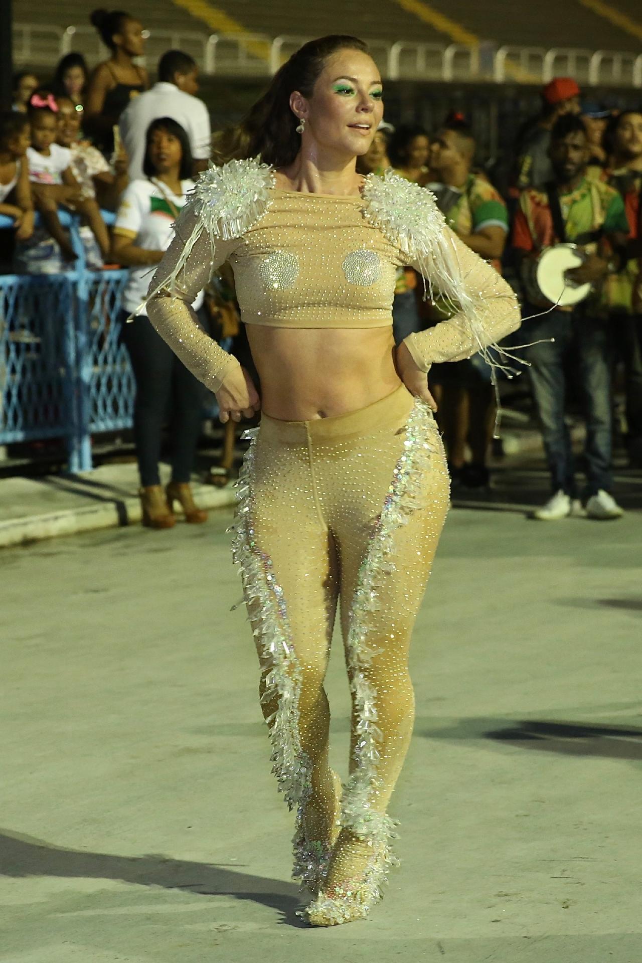 23.jan.2020 - A atriz Paolla Oliveira, rainha de bateria da Grande Rio, samba durante ensaio da escola na Sapucaí - Roberto Filho/Brazil News