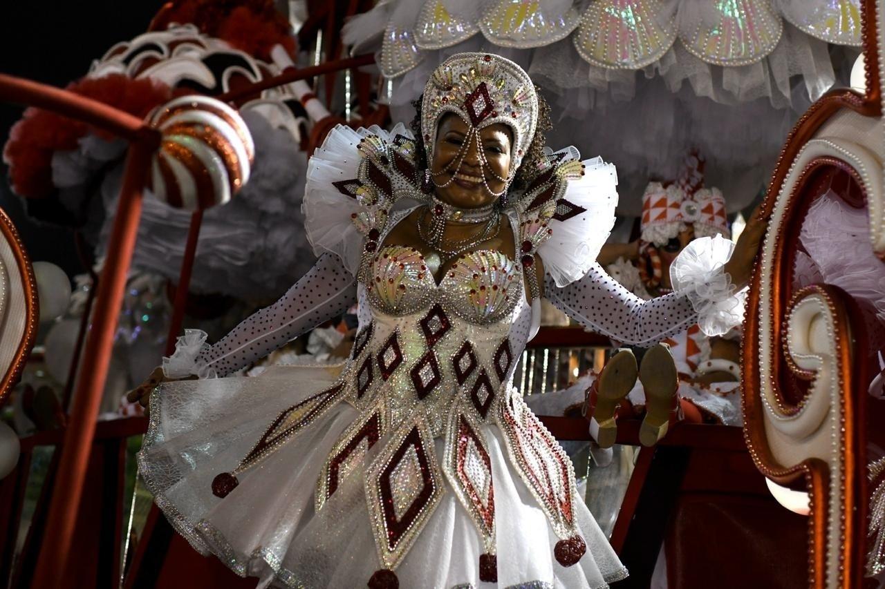 A cantora Margareth Menezes fez sua estreia na Sapucaí representando uma colombina no quarto carro alegórico - Lucas Landau/UOL