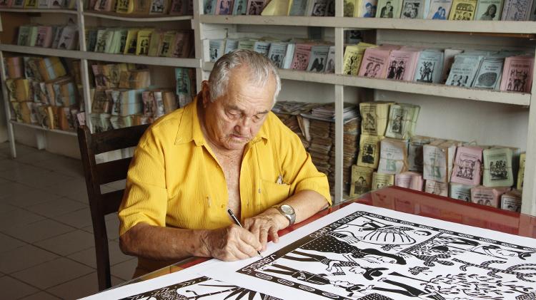 O artista J. Borges, um dos nomes mais fortes da xilogravura no Brasil - Divulgação