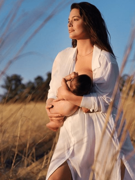 Ashley Graham posa pela primeira vez com filho - Reprodução/Instagram @bazaaruk