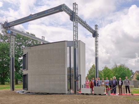 A maior impressora 3D do mundo é capaz de construir casas  IMPRESSORA  MONSTRA! Usando barro e lama como matéria prima, a maior impressora 3D do  mundo construiu sua primeira casa por