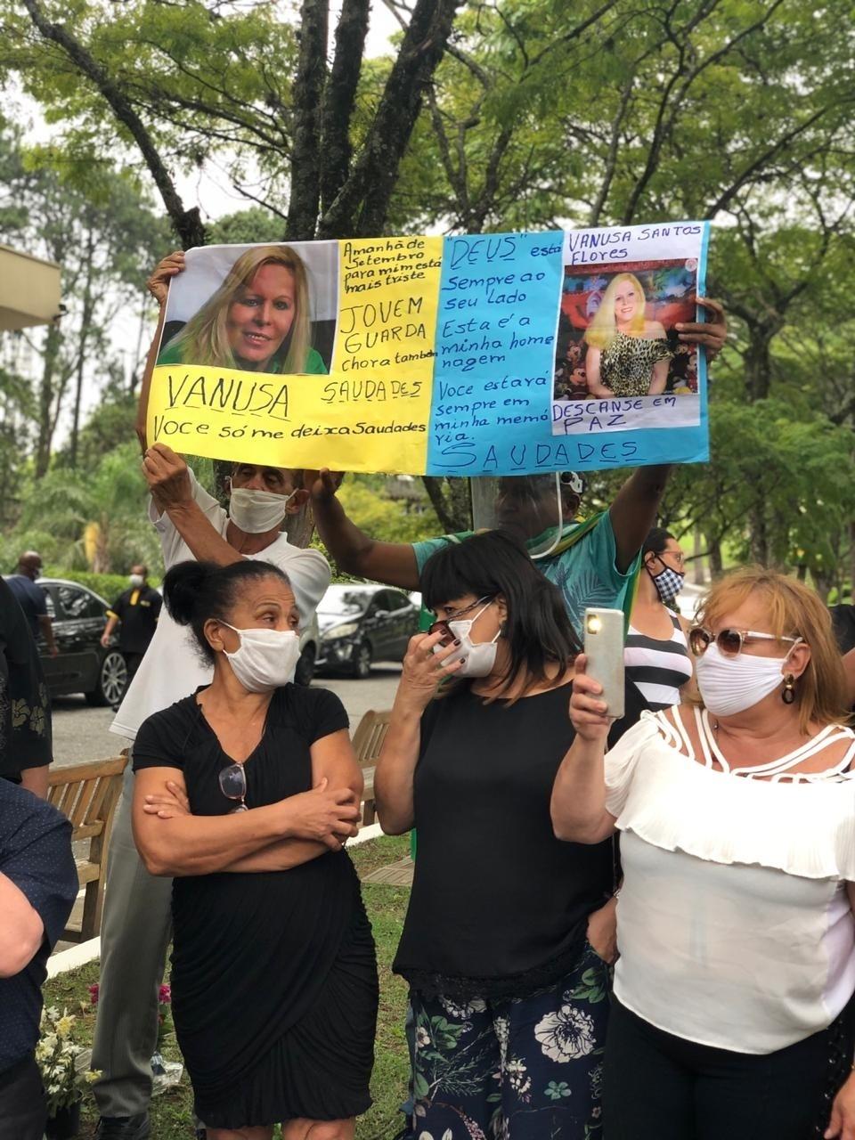 Fãs comparecem ao cemitério Congonhas para homenagear Vanusa - Felipe Pinheiro/UOL