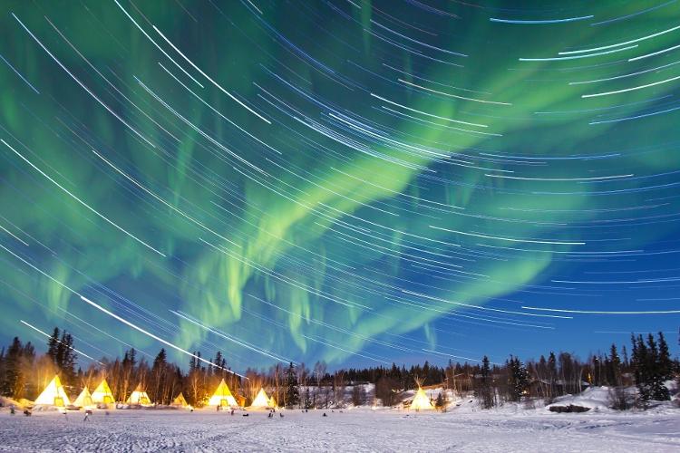 Aurora boreal sobre Yellowknife, a capital dos Territórios do Noroeste do Canadá