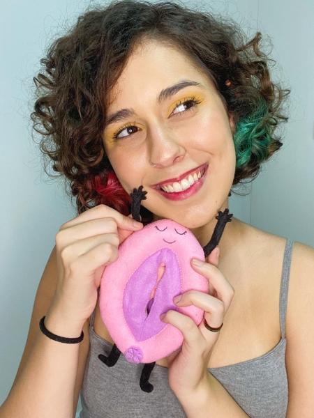 A estudante de fisioterapia pélvica Babi Ribeiro é dona do perfil no Instagram "Fique Amiga" onde fala de sexualidade e incentiva a masturbação - arquivo pessoal