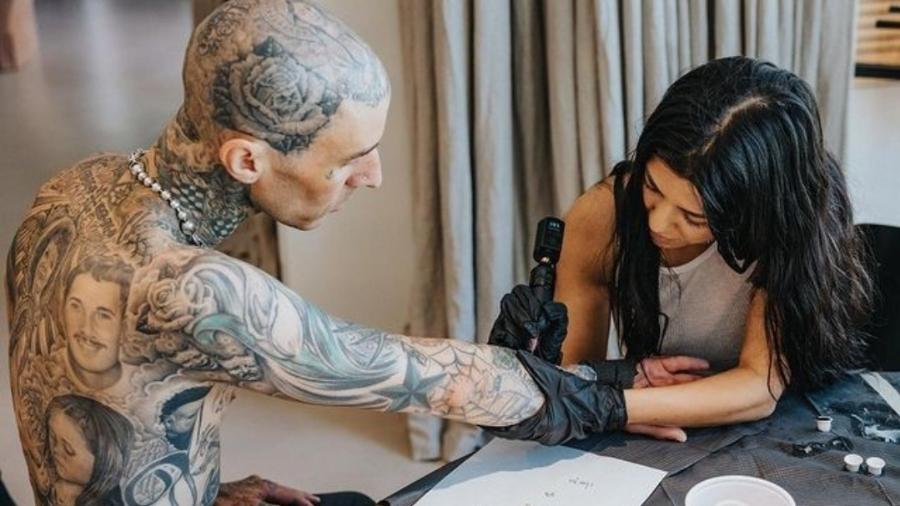 Kourtney Kardashian tatua em Travis Barker - Reprodução/Instagram