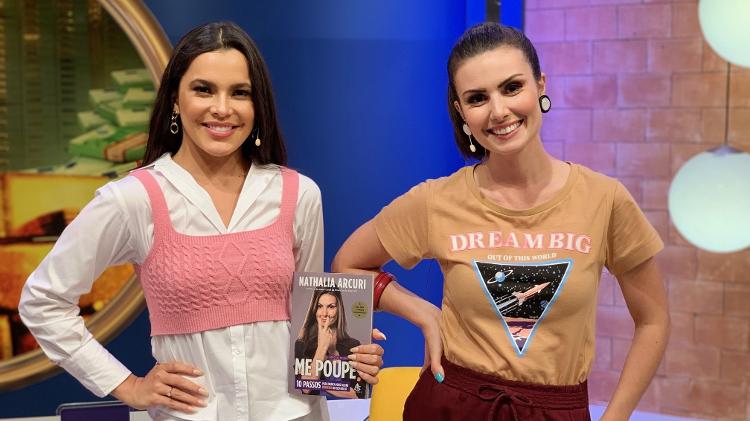 A ex-BBB Emilly Araújo e a apresentadora Nathalia Arcuri, do "Me Poupe! Show" - Divulgação/RedeTV! - Divulgação/RedeTV!