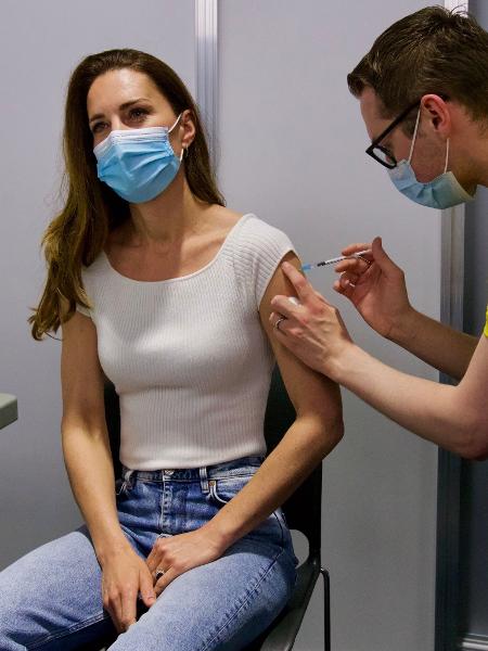 Kate Middleton posta foto recebendo primeira dose da vacina em Londres - Reprodução/Twitter
