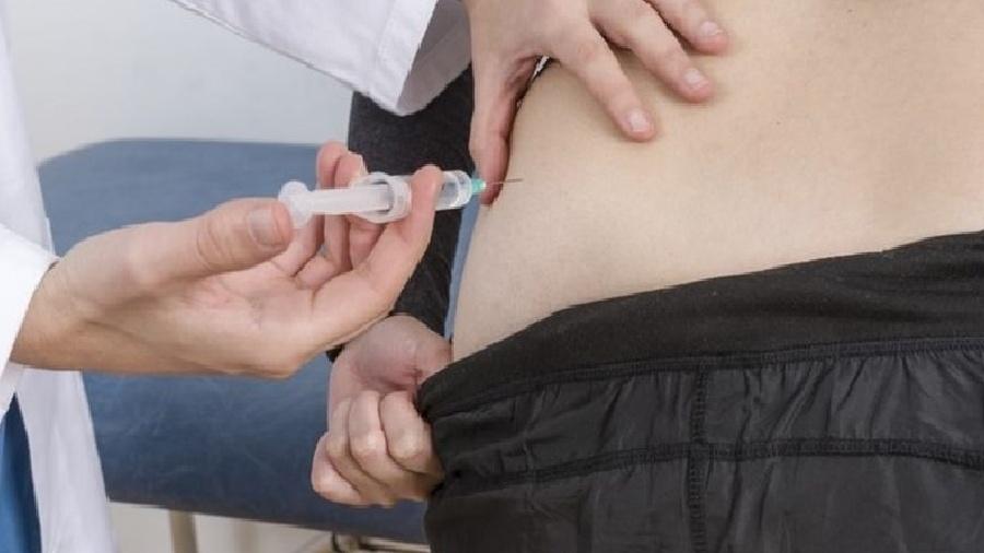 Embora o braço seja o local mais indicado, o Ministério da Saúde admite que a vacina contra a covid-19 seja aplicada em quatro regiões do corpo - Getty Images/BBC News