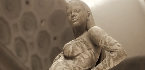 Rihanna, como fotografada para a capa da Vogue América, virou escultura fashionista no Met