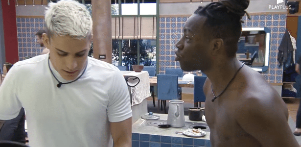 Tiago e Pelé armam barraco no café da manhã