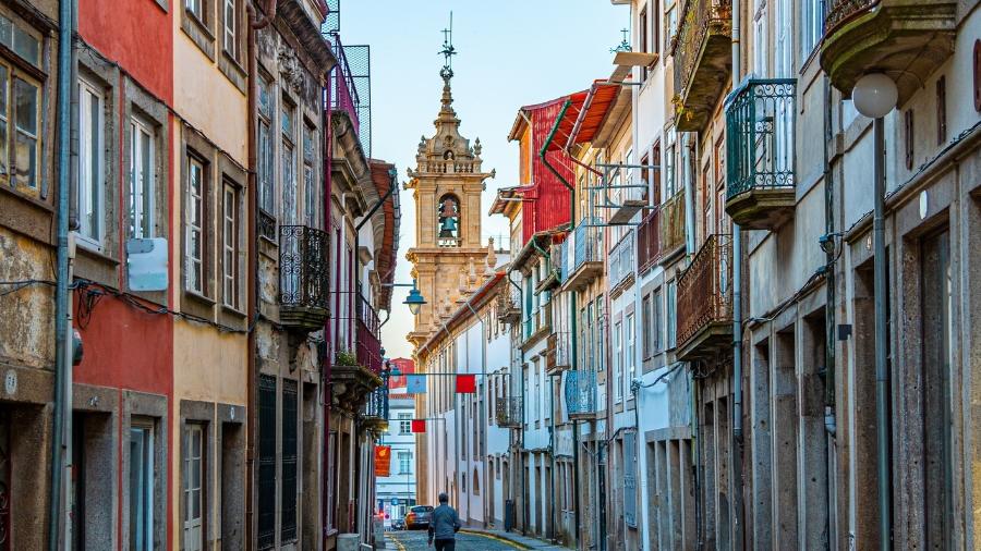 Rua estreita que leva à igreja Santa Cruz em Braga, Portugal 