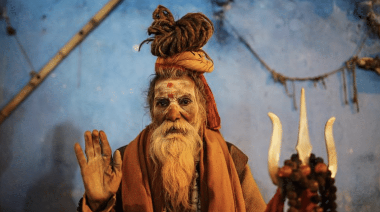 Sadhus, homens santos, vagam pelas ruas de Varanasi - Getty Images - Getty Images