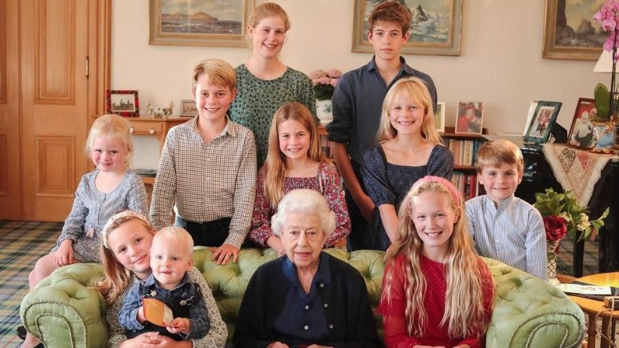 Rainha Elizabeth 2ª ao lado dos netos e bisnetos em Balmoral - Reprodução/Instagram
