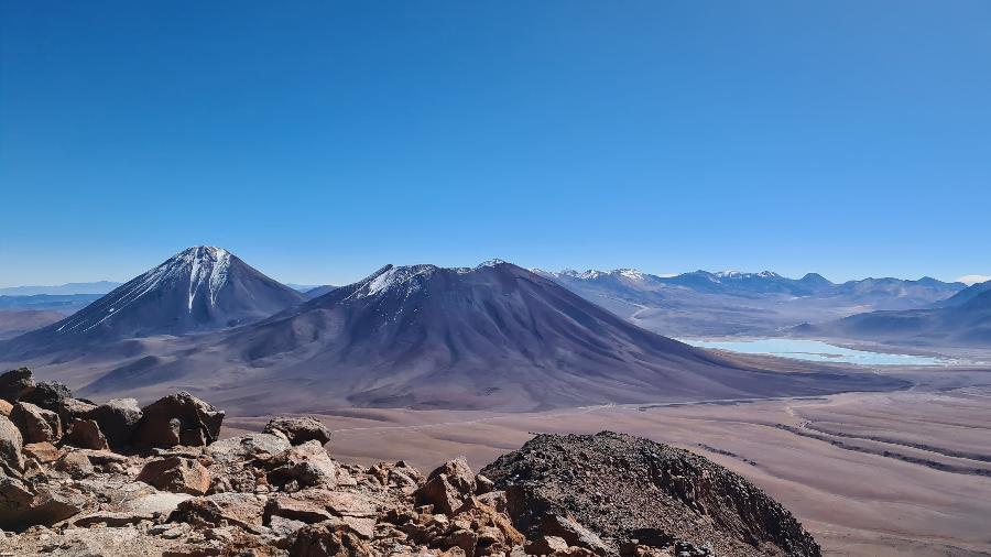 Atacama é considerado o deserto mais seco do mundo; na foto, Licancabur e Juriques