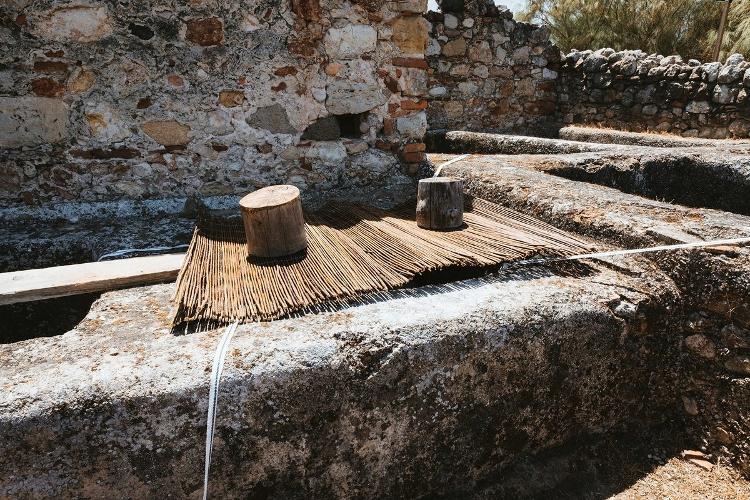 Nas ruínas de Troia, em Portugal, cozinheiro usaram tanques deixados pelos romanos para fazer um garum como nos velhos tempos