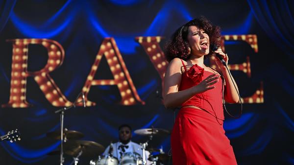 Cantora britânica Raye, que vem ao Brasil para o C6 Fest