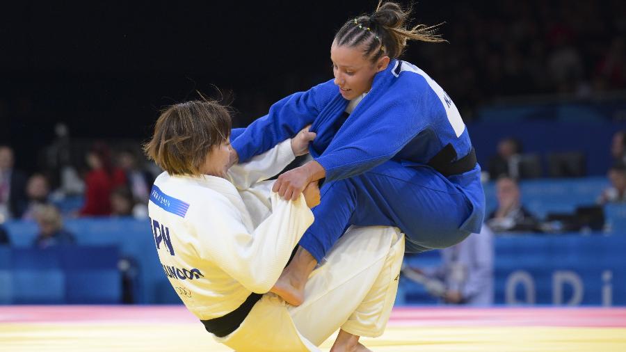 Natasha Ferreira, de azul, nas Olimpíadas de Paris