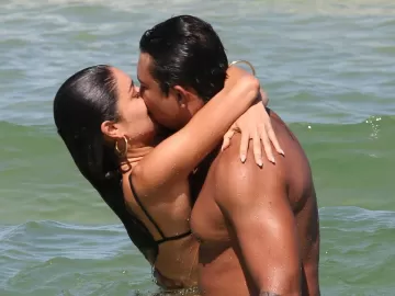 Sophie Charlotte e Xamã trocam beijos em praia do Rio de Janeiro