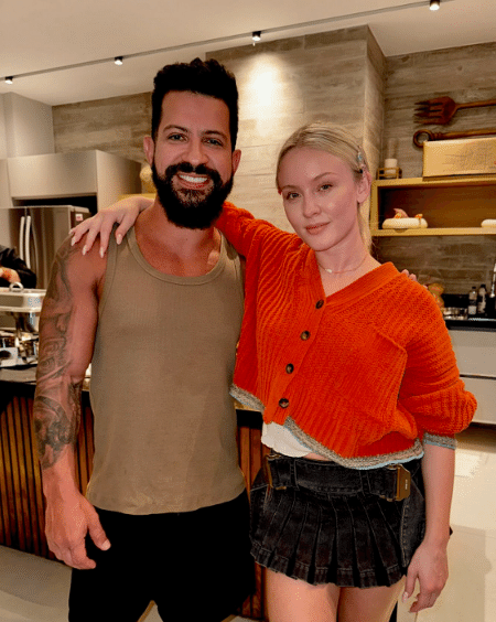 Zara Larsson posa com Dennis DJ em churrasco na casa do brasileiro