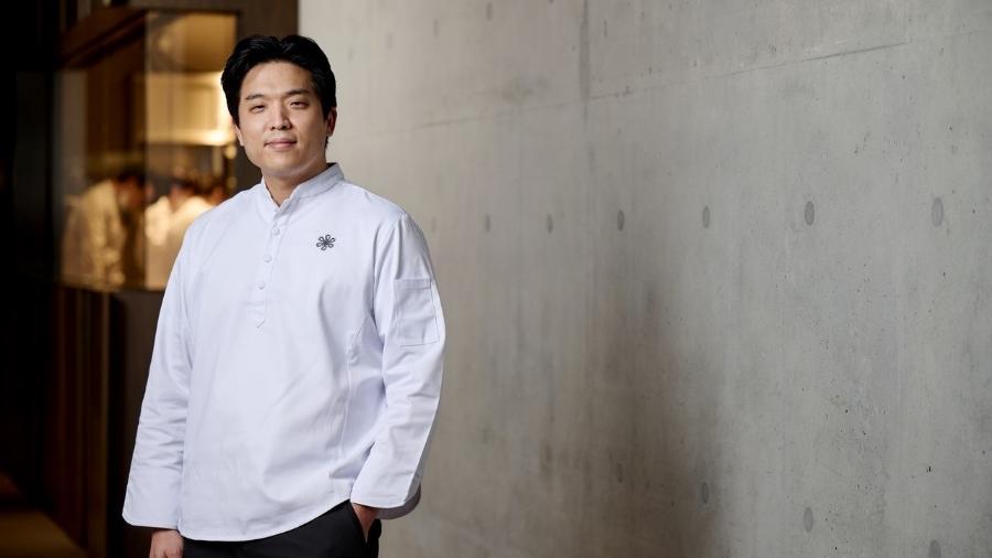 Chef Anh Sung-jae, dono do Mosu e jurado da série da Netflix