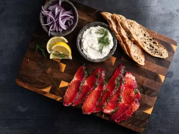 Já comeu gravlax? Aprenda a fazer essa boa opção para um lanche proteico