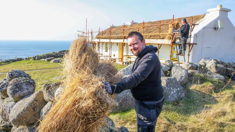 Palha mantém casa aquecida no inverno e fresca no verão Palha mantém casa aquecida no inverno e fresca no verão