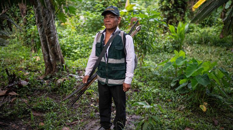 Hermogenes Fernandez, 59 anos, líder da Guarda Indígena Shipibo Konibo, posa para uma foto enquanto caminha para participar de uma reunião de coordenação antes de sair em patrulha contra madeireiros ilegais no Peru Hermogenes Fernandez, 59 anos, líder da Guarda Indígena Shipibo Konibo, posa para uma foto enquanto caminha para participar de uma reunião de coordenação antes de sair em patrulha contra madeireiros ilegais no Peru