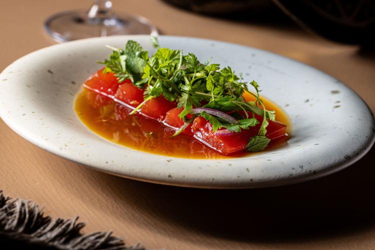 No Clandestina, tiradito de melancia com ponzu de tucupi e ervas frescas No Clandestina, tiradito de melancia com ponzu de tucupi e ervas frescas